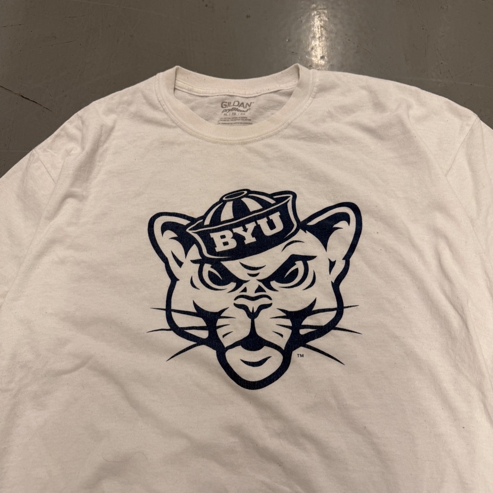 Gildan BYU Cougars Sailor Hat Mascot Graphic T-Shirt Mens XL White NCAA - Picture 3 of 10
